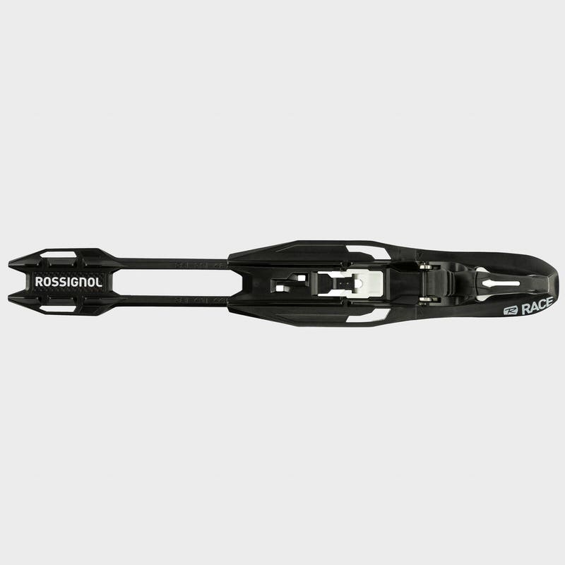 Detailaufnahme der Rossignol Nordic Race Classic Bindung, flach liegend, mit Markenlogo "Rossignol" und "Race" sichtbar.