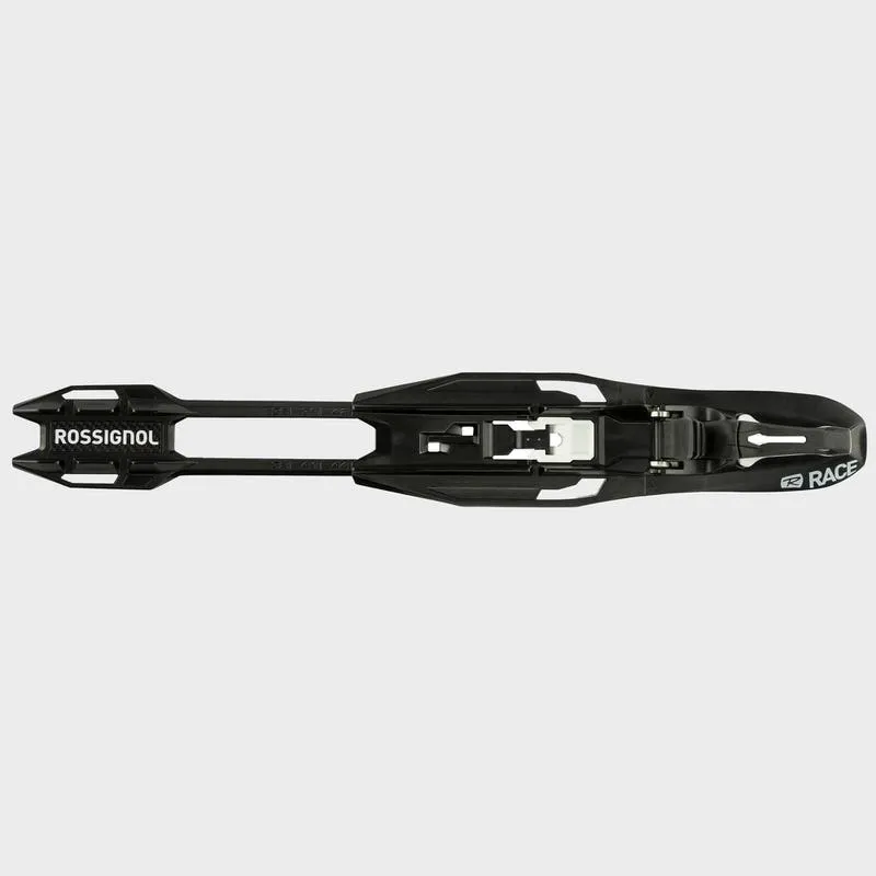 Detailaufnahme der Rossignol Nordic Race Classic Bindung, flach liegend, mit Markenlogo "Rossignol" und "Race" sichtbar.