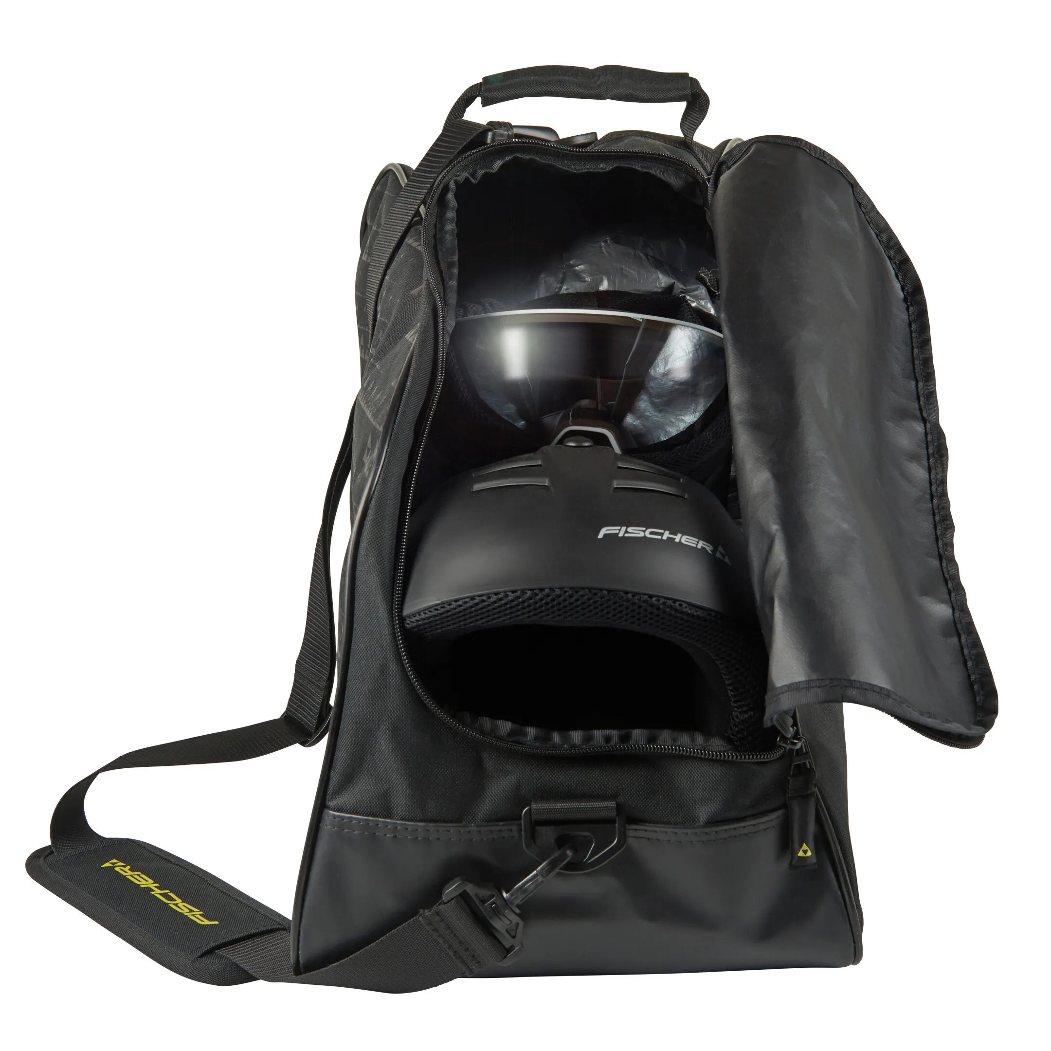 Un sac de sport noir ouvert, à l'intérieur duquel se trouve un casque de ski noir de la marque Fischer, avec de la place pour les lunettes de ski sur le dessus.