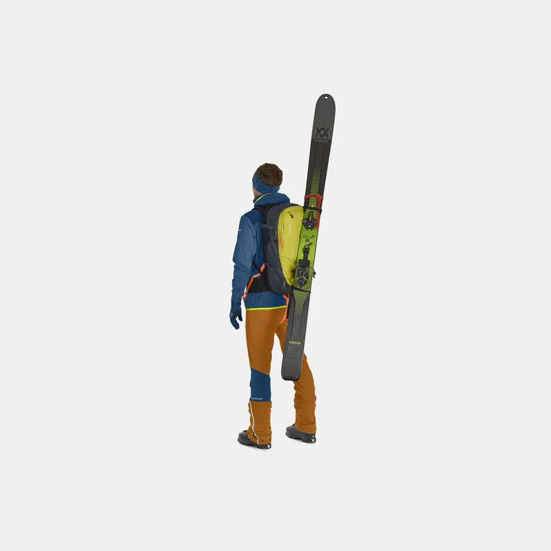 Person mit Ortovox Avabag Litric Tour 30 Lawinenrucksack und Skiern auf dem Rücken.