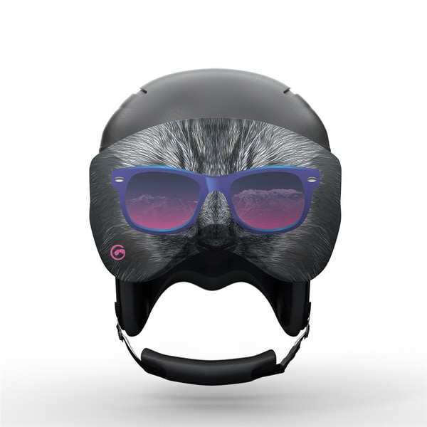 Skihelm mit Bad Kitty Visorsoc: Katzenfell-Muster, blaue Sonnenbrille mit Bergreflexion.