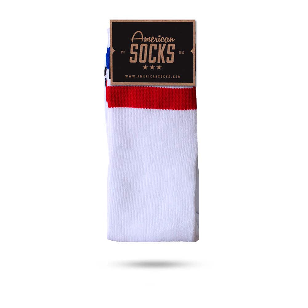 Weiße American Socks mit rotem und blauem Streifen, verpackt mit Etikett, das den Markennamen und die Website zeigt.