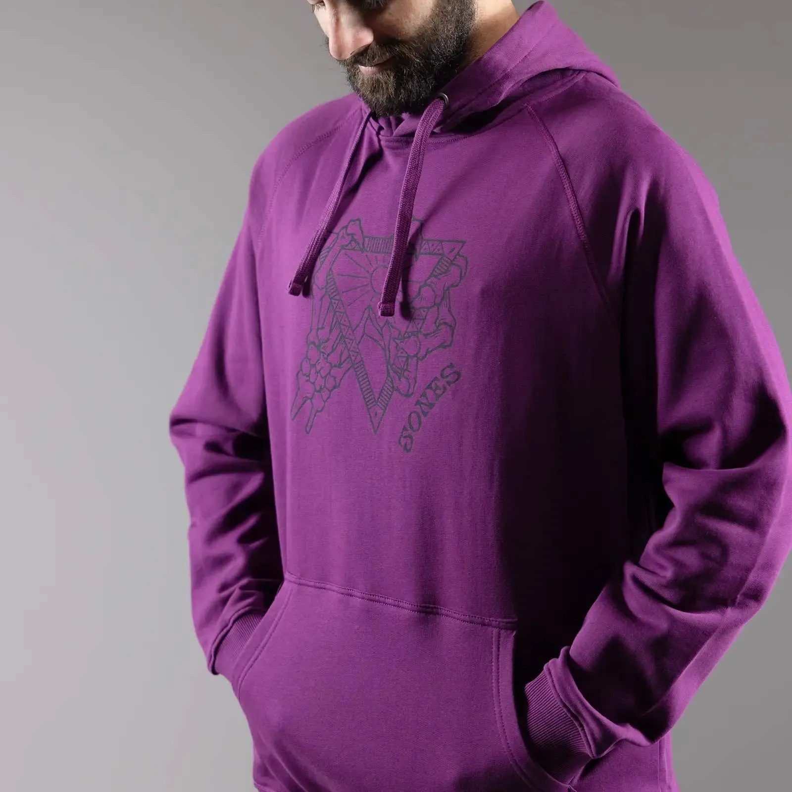 Lila Jones Tweaker Organic Cotton Hoodie mit Kordelzug und Logo. Person mit Händen in den Taschen.
