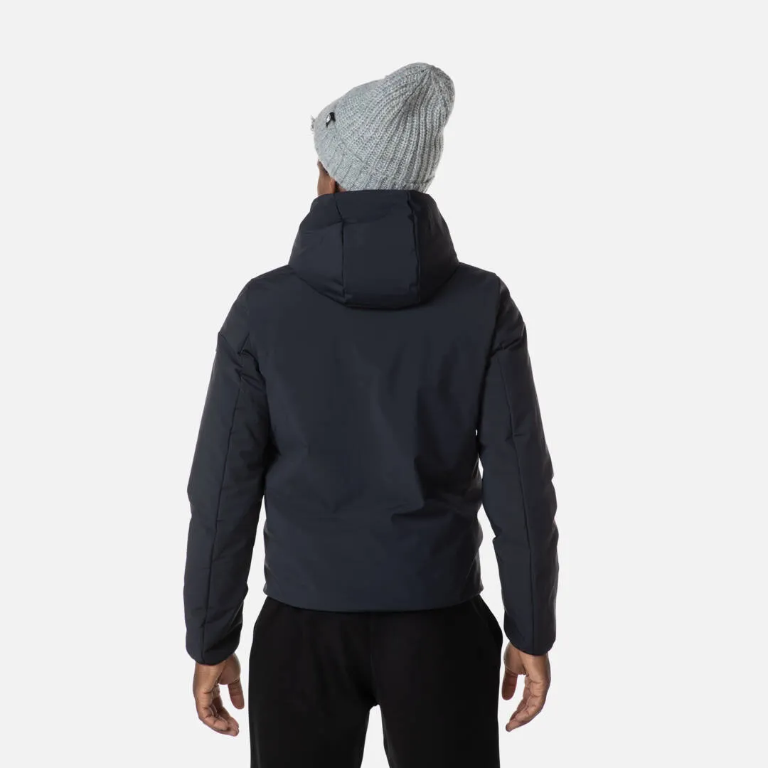 Vista posteriore di una giacca con cappuccio Rossignol Stretch Quilted nera, indossata da una persona con un berretto grigio.