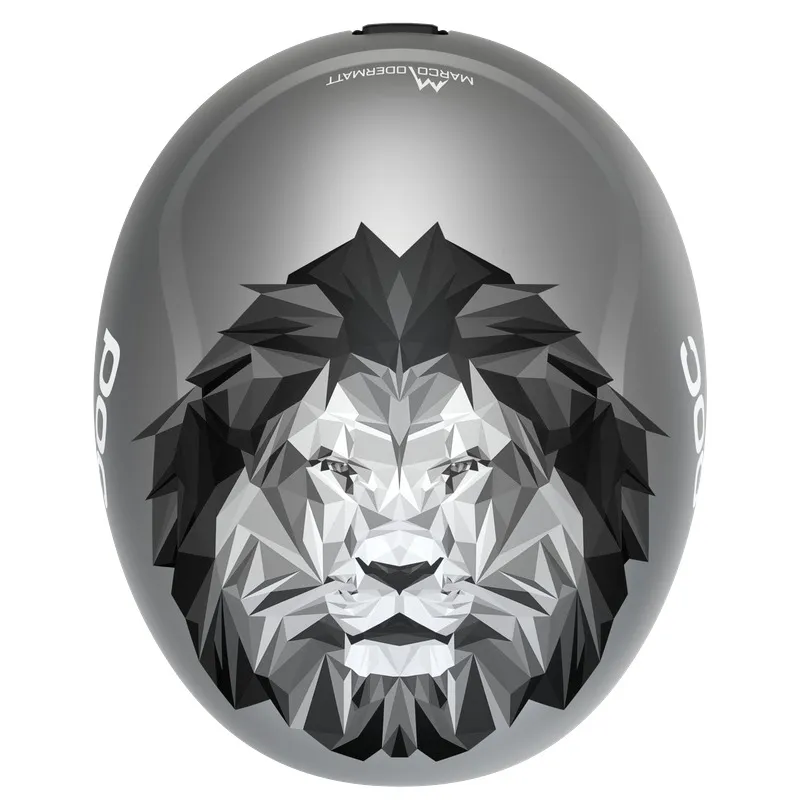 Casco da sci grigio con testa di leone stilizzata e scritta "Marco Odermatt".