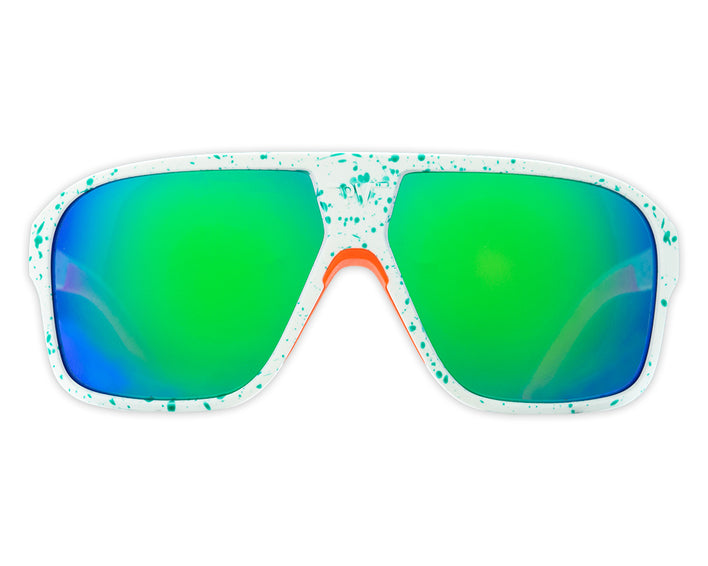 Weiße Sonnenbrille mit grünen Gläsern und türkisen Farbspritzern, Frontansicht. Orangefarbene Details am Nasensteg.