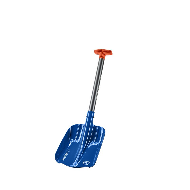 Blaue Ortovox Lawinenschaufel "Badger 2.5" mit orangefarbenem Griff vor weißem Hintergrund.