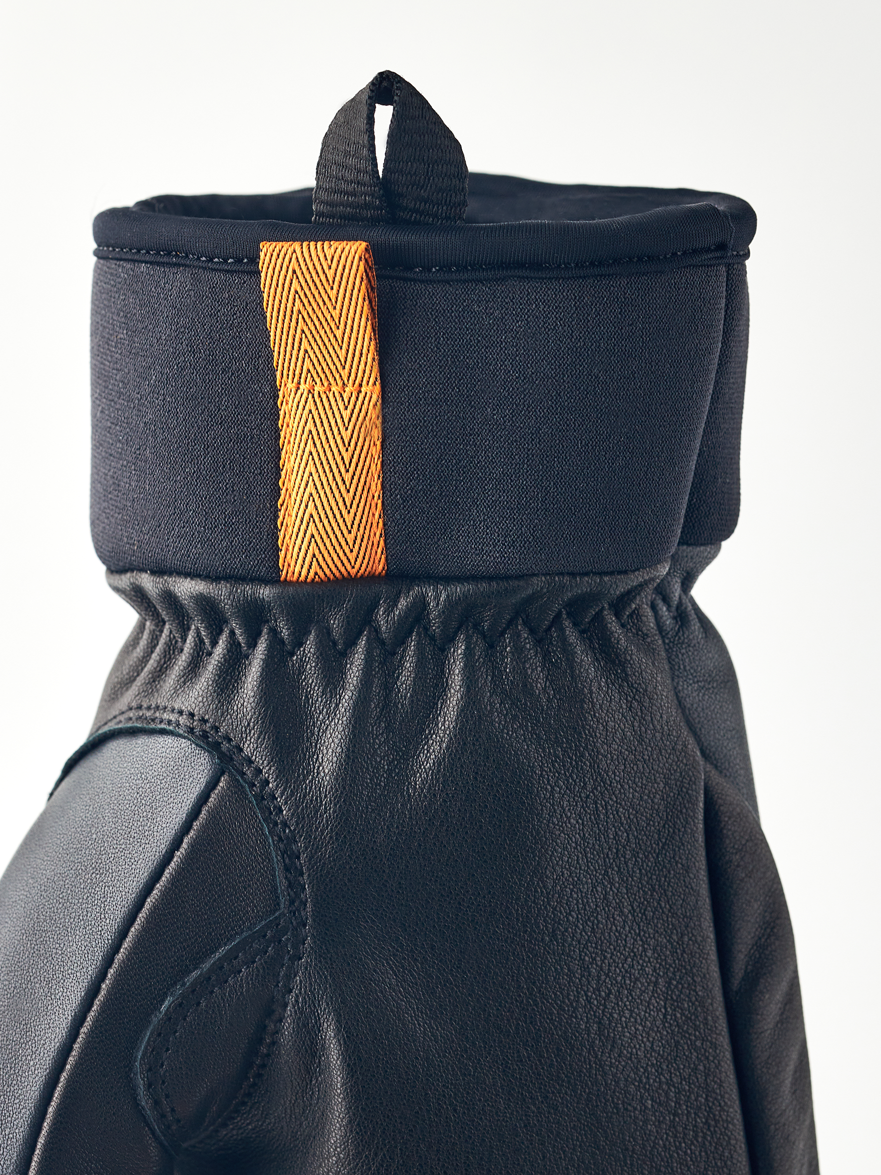Hestra Fäustlinge Nahaufnahme Nahaufnahme vom Hestra Army Leather Wool Terry Fäustling mit Lederteil und Band.