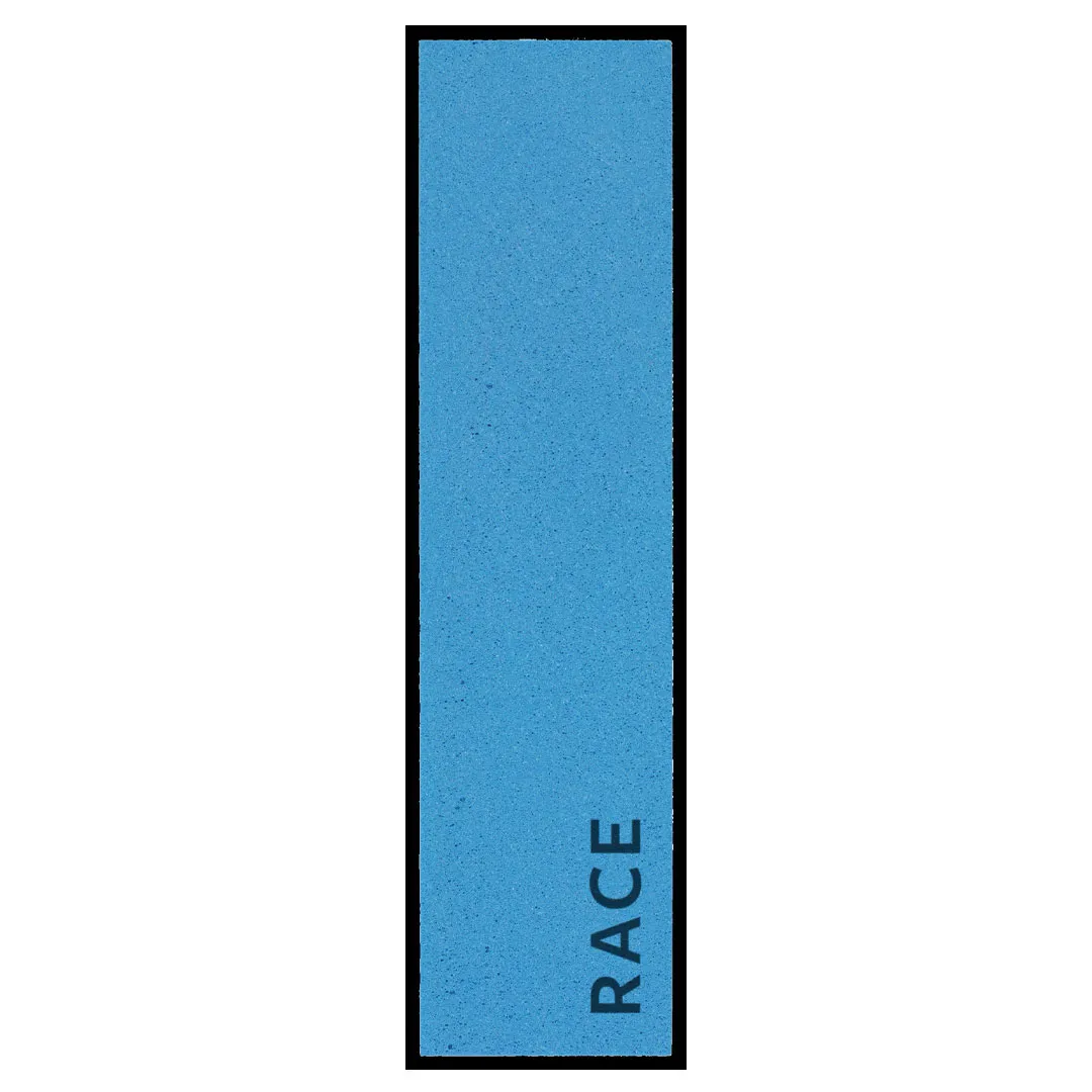 Blaue, rechteckige SNOLI Elastikfeile RACE, fein, mit schwarzer Umrandung. Text "RACE" unten auf der Feile.