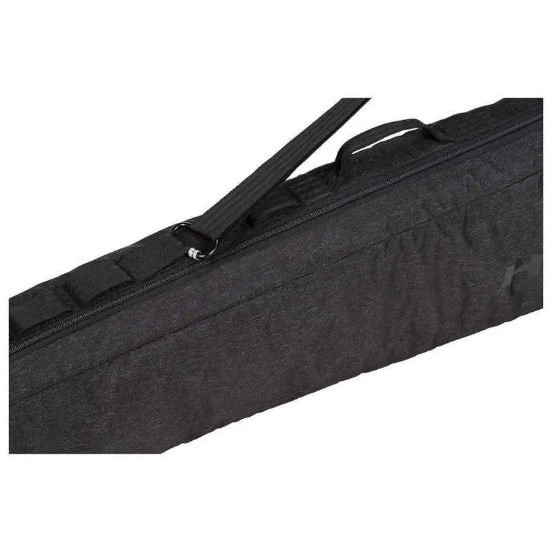 Detailaufnahme der schwarzen Head Kore Skibag mit Schulterriemen und Reißverschluss.