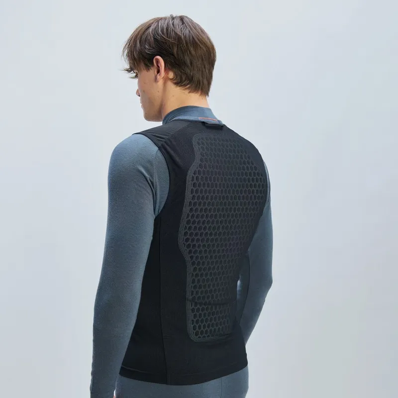 Man with POC VPD Air Vest in black, back view. The vest has a honeycomb structure in the back area.