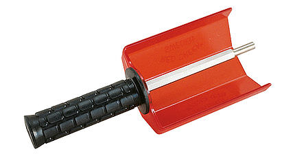 Rote Einachsige mit Griff Rote Single Axle mit schwarzem Griff und silberner Achse vor weißem Hintergrund.