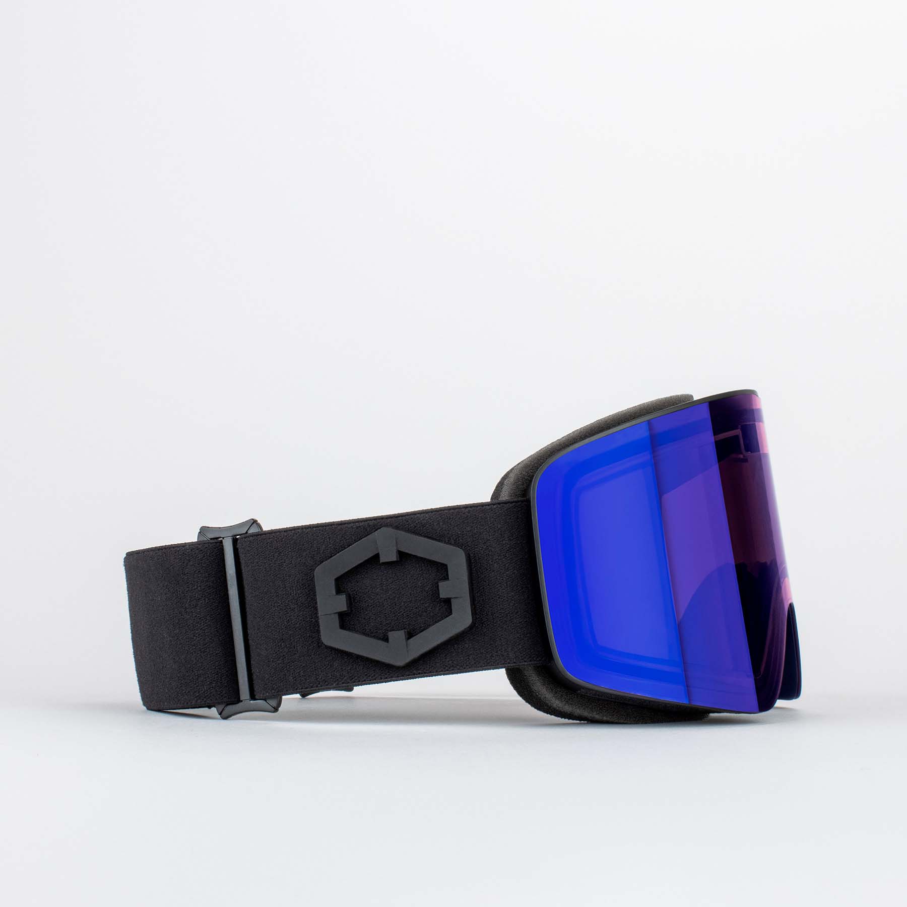 Outof Electra 2 Skibrille Seitliche Ansicht der Outof Electra 2 Skibrille mit blauer Irid Linse und schwarzem Band.