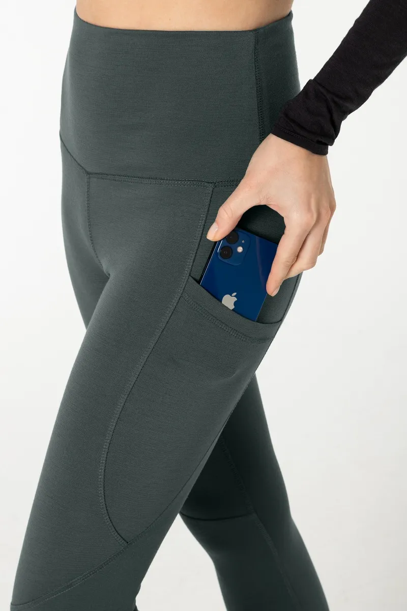 Gros plan sur le collant Favourite en anthracite avec poche latérale et téléphone portable.