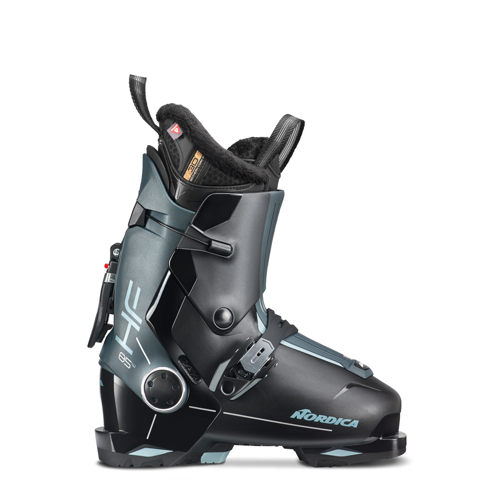 Schwarzer Nordica HF 85W Skischuh in Seitenansicht, mit grünlichen Akzenten und weichem Innenschuh.