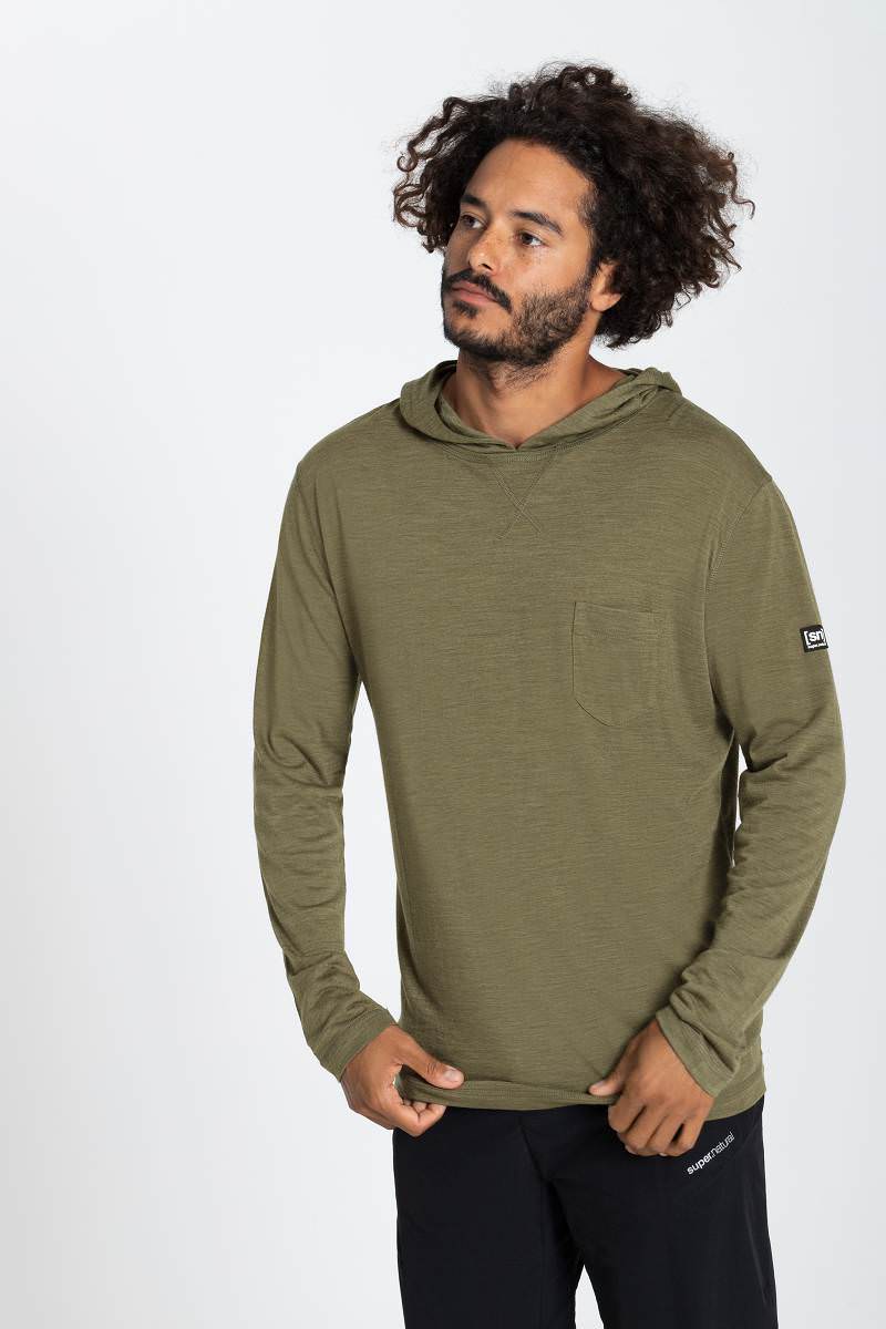 Mann trägt einen olivgrünen Summer Hoodie mit Kapuze und Brusttasche.