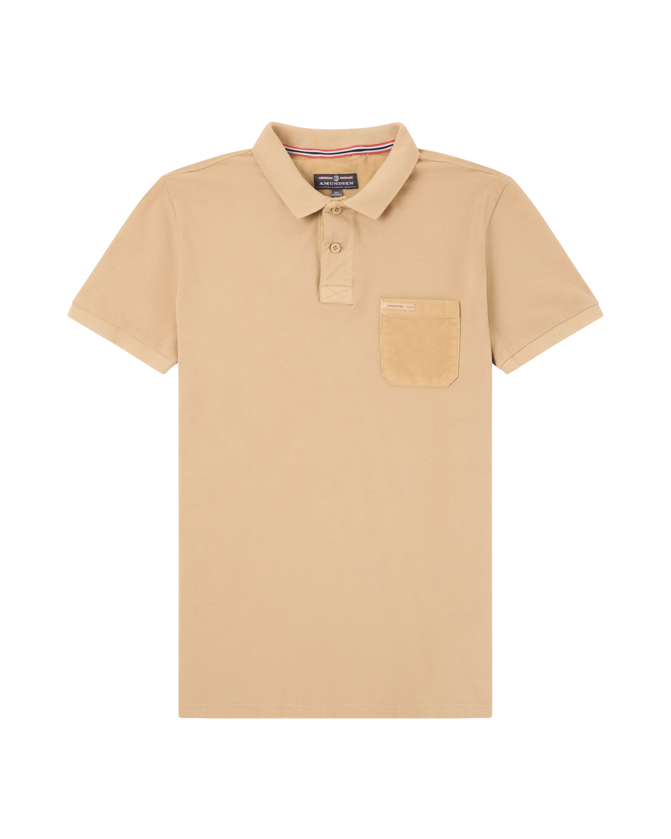 Beige Polohemd mit Knopfleiste und einer aufgesetzten, hellbraunen Tasche links auf der Brust. Kragen mit rot-weiß-blauen Streifen innen.