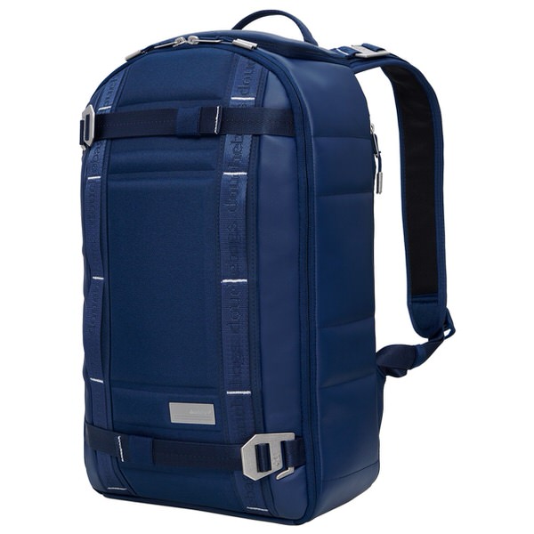 Blauer Douchebags The Backpack aus Leder, Frontansicht mit Gurten und Metallschnallen.