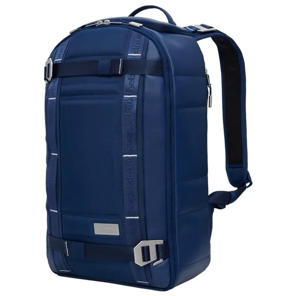 Blauer Douchebags The Backpack aus Leder, Frontansicht mit Gurten und Metallschnallen.
