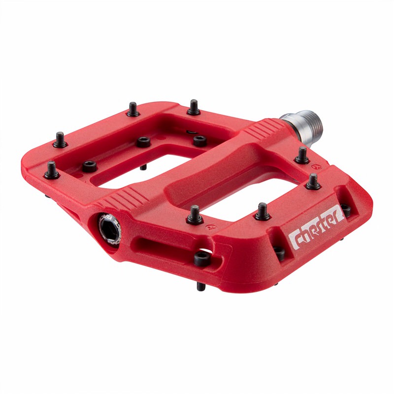 Rotes Chester Pedal mit schwarze Stifte, seitlich die Aufschrift "Chester". Das Pedal liegt diagonal auf weißem Hintergrund.