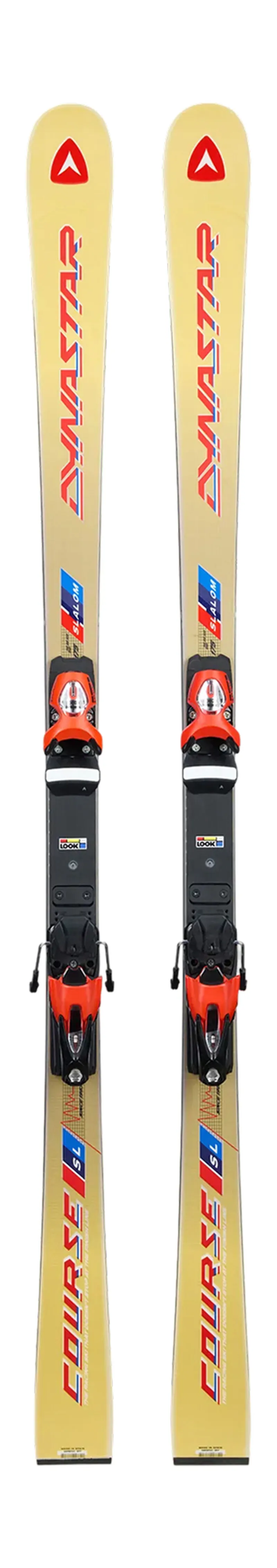 Zwei gelbe Dynastar-Ski stehen aufrecht mit roter und blauer Schrift, montierter Bindung und roter Halterung.