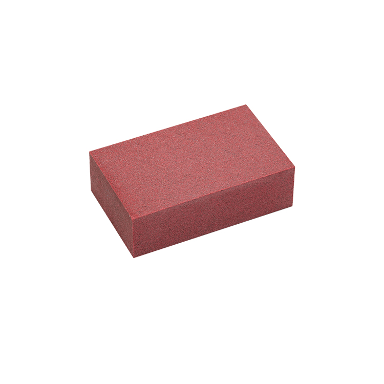 Ein roter, rechteckiger SNOLI Kantenbrechgummi mit feiner Körnung liegt auf weißem Hintergrund.