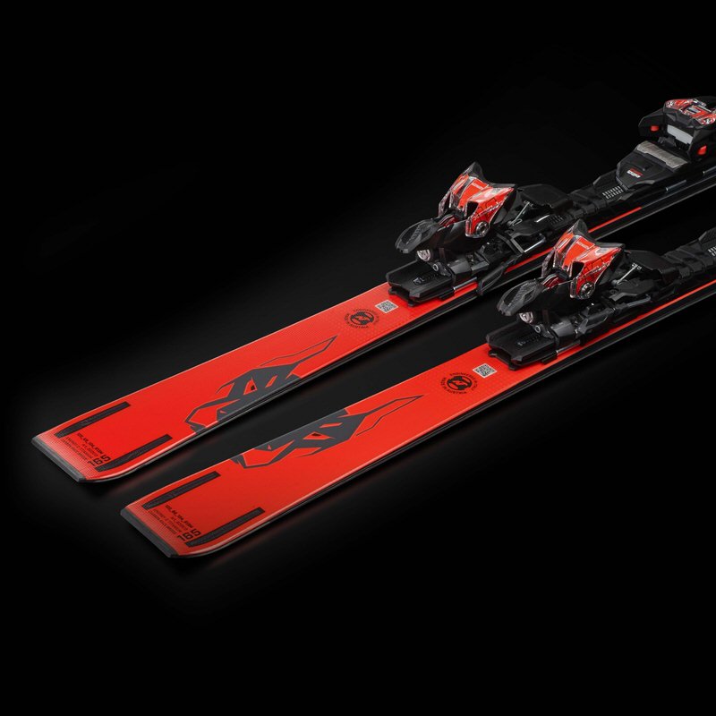 Rotes Paar Dobermann SLR RB Ski mit montierter Bindung auf schwarzem Hintergrund.