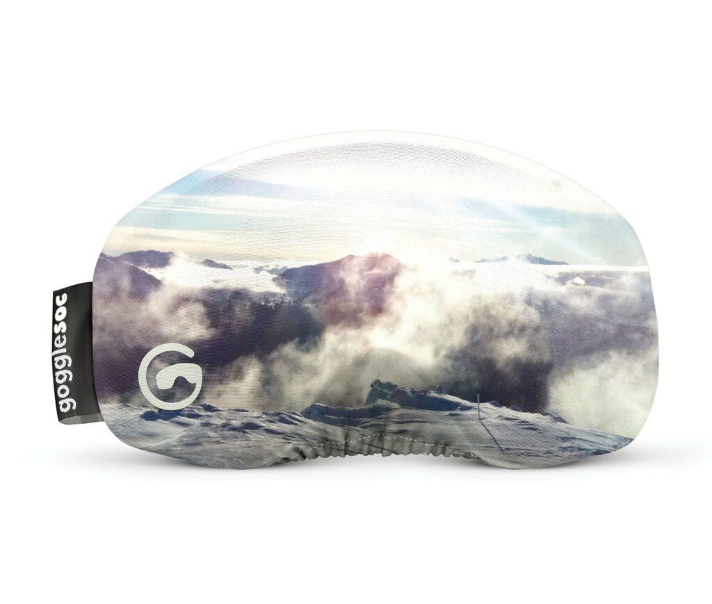 Gogglesoc mit Berglandschaft im Schnee und Nebel, seitliches Logo.