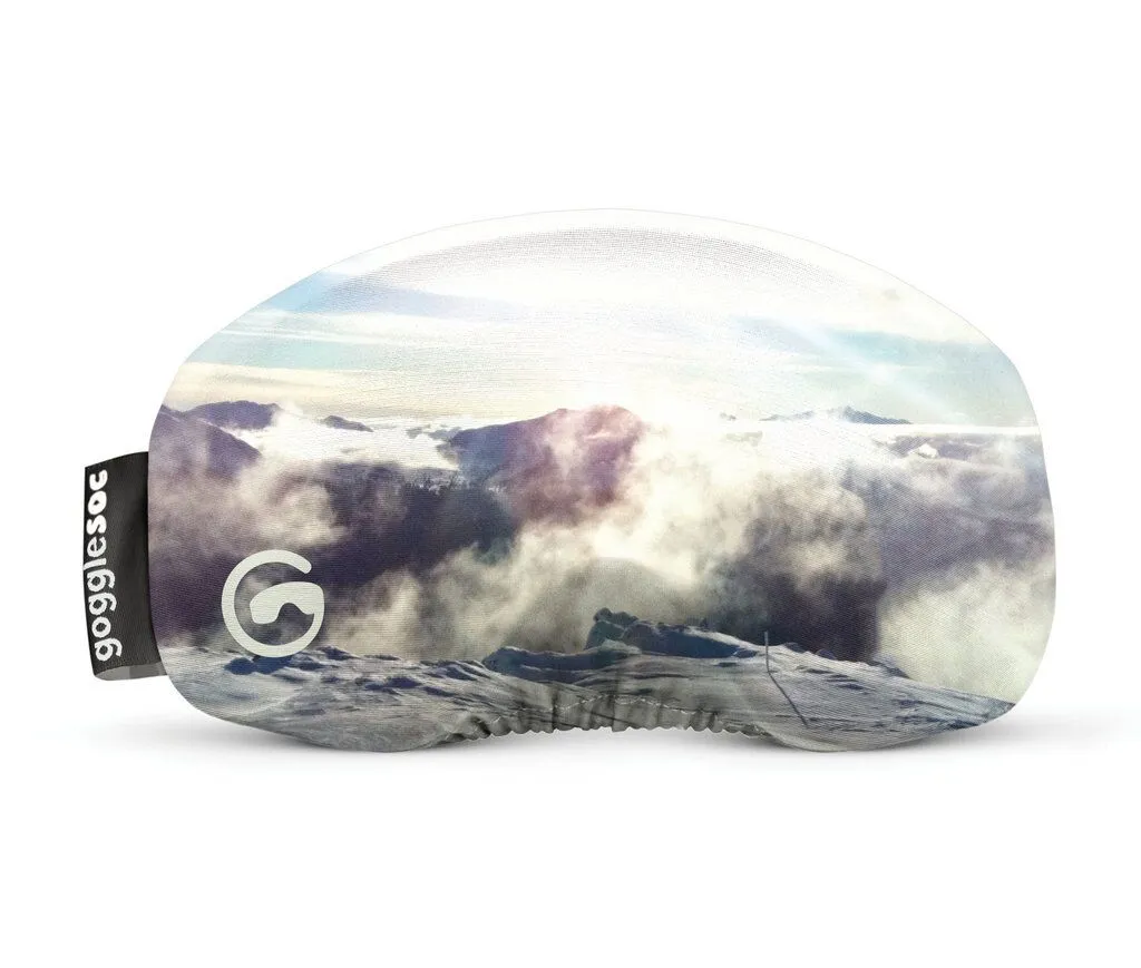 Gogglesoc mit Berglandschaft im Schnee und Nebel, seitliches Logo.