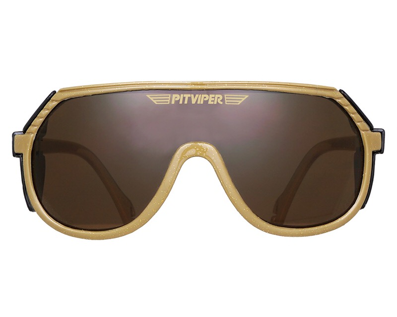 Goldfarbene Pit Viper Sonnenbrille mit braunen Gläsern und dem Pit Viper Logo über der Nase.