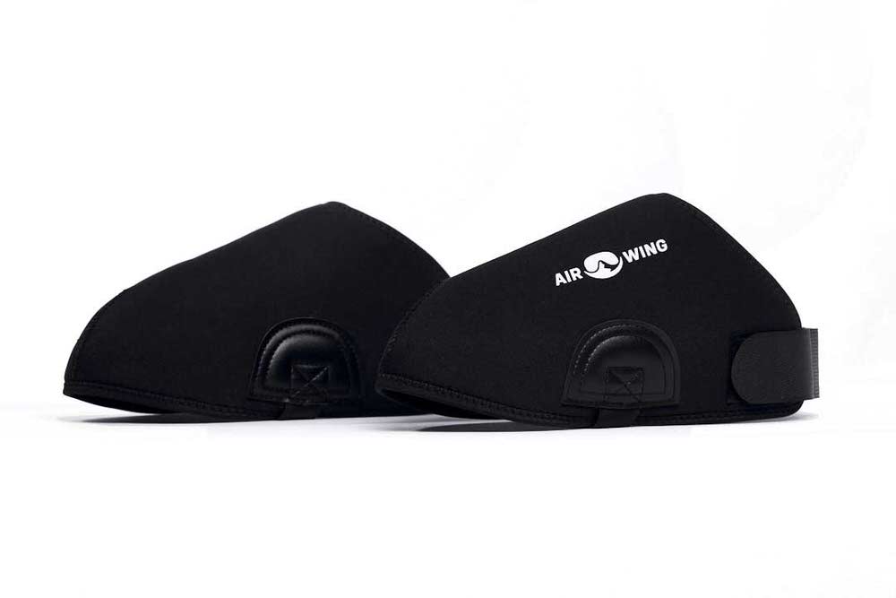 Zwei schwarze Airwing Bootcover für Ski- oder Tourenschuhe, eines mit Logo und Klettverschluss.