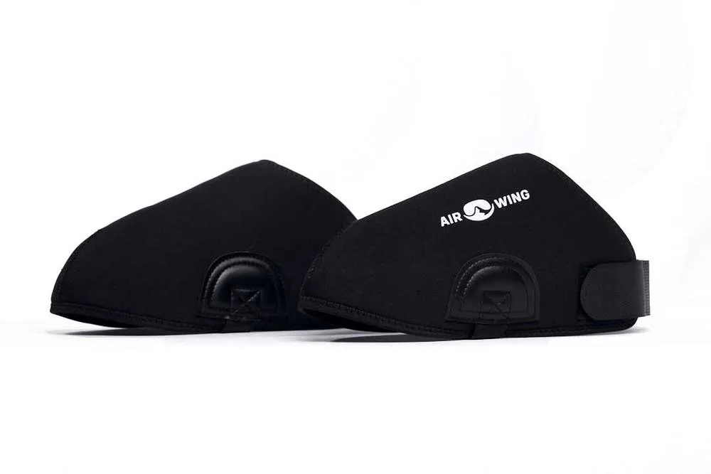 Zwei schwarze Airwing Bootcover für Ski- oder Tourenschuhe, eines mit Logo und Klettverschluss.