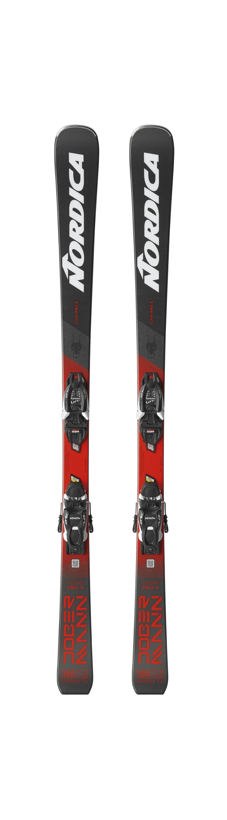 Zwei Ski von Nordica mit roter und grauer Grafik, sowie Bindungen in der Mitte. Die Ski sind parallel zueinander auf weißem Hintergrund angeordnet.