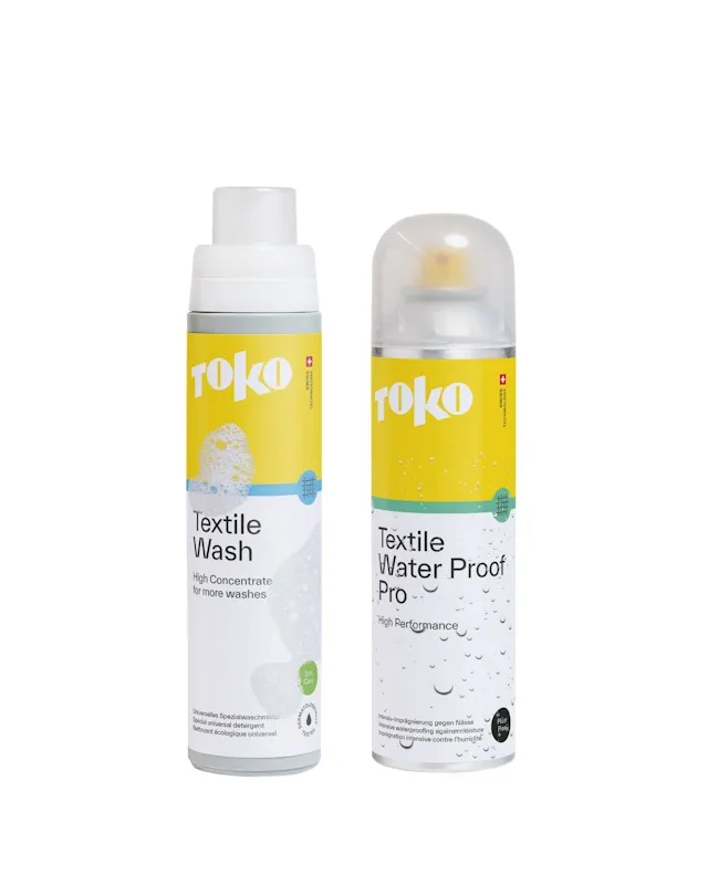 Zwei gelbliche Flaschen von Toko Textilpflegeprodukten, links Waschmittel, rechts Imprägnierspray, beide vor weißem Hintergrund.