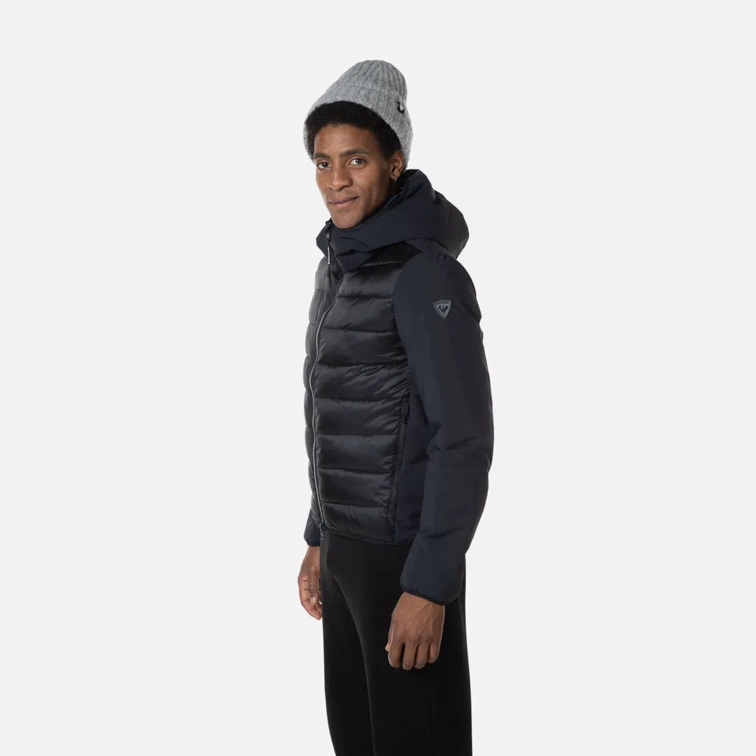 Uomo con berretto che indossa la felpa Rossignol Stretch Quilt Hoodie JKT in nero, vista laterale.