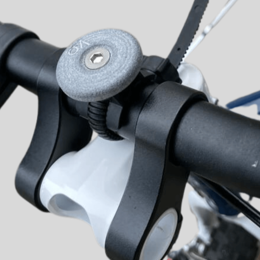 Nahaufnahme vom Bike Mount Bundle am Fahrradlenker mit SP-Connect Micro Bike Mount und Kabelbinder.