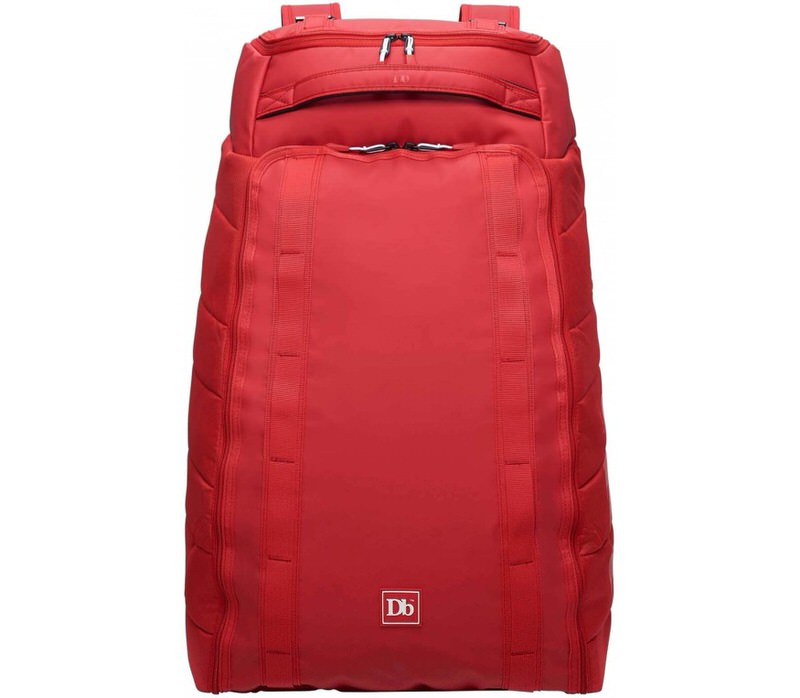 Roter Douchebags The Hugger 60L Rucksack, Frontansicht, mit Reißverschlüssen und Tragegurten.