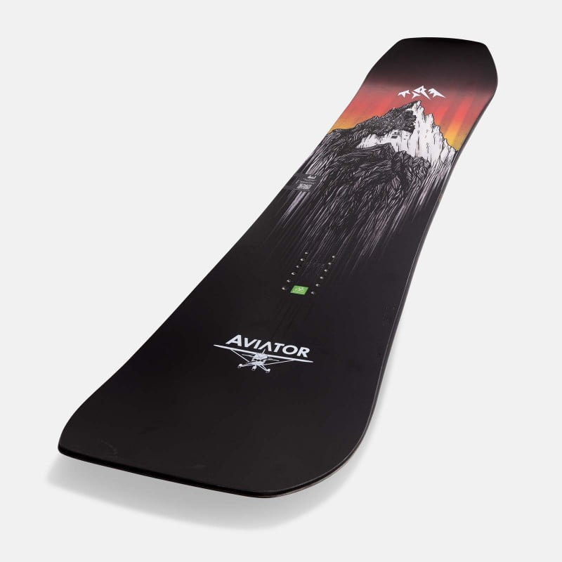 Schwarzes Aviator 2.0 Snowboard mit Bergmotiv und Logo eines Flugzeugs mit Flügeln.