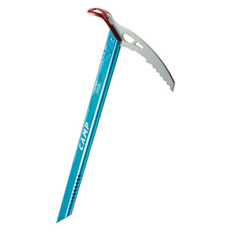 Blauer Corsa Race Pickel von CAMP mit silbernem Kopf und roter Spitze, isoliert.