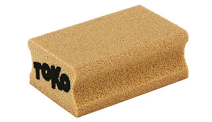 Toko Plasto Cork: Ein rechteckiger Korkblock mit abgerundeten Griffmulden und schwarzem "Toko"-Logo.