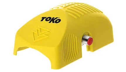 Gelber Toko Structurite Nordic für Langlaufski mit roter Rolle zur Strukturierung, seitliche Knopf.