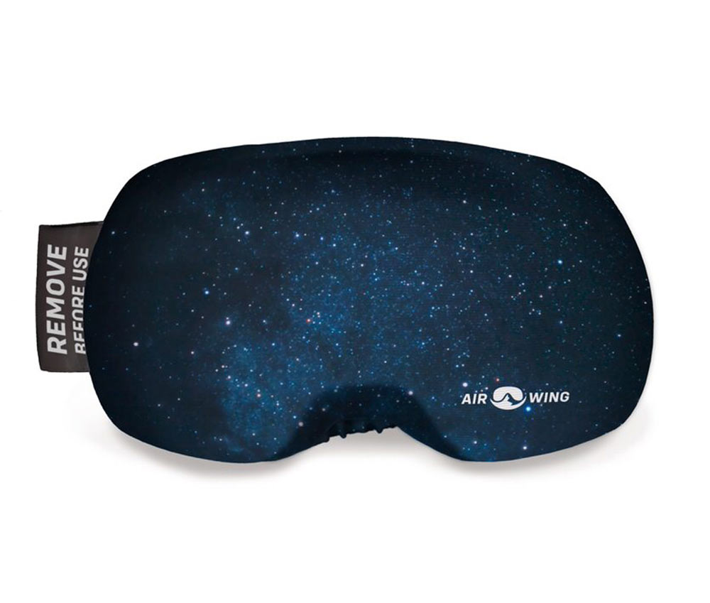 Skibrillenschutz Airwing Universe mit Sternenmuster auf blauem Grund. Ein schwarzes Etikett mit "REMOVE BEFORE USE" hängt daran.