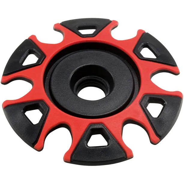 Gros plan sur les rondelles des bâtons de trekking en rouge et noir, avec des encoches. Détail de l'accessoire CAMP Carbon Mix Stock.