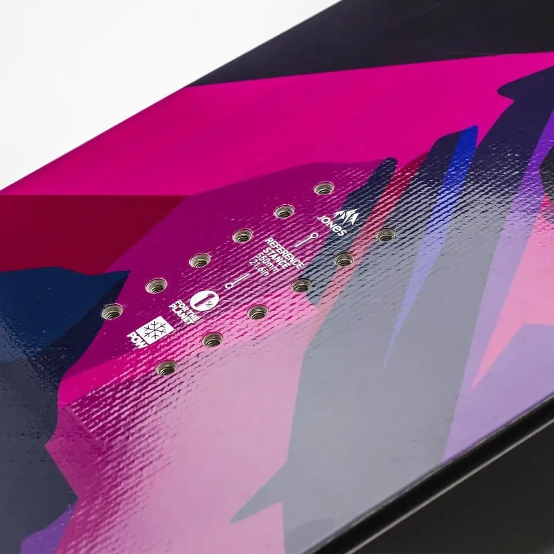 Gros plan sur le snowboard Jones Airheart 2.0, montrant les trous de montage et les détails graphiques.