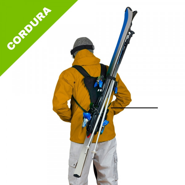 Person mit Cordura Skiback trägt Ski und Stöcke wie einen Rucksack.
