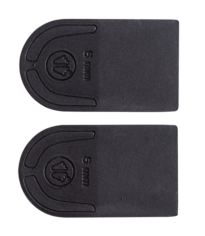 Zwei schwarze, rechteckige Schuheinlagen mit abgerundeter Seite und Logo, übereinander angeordnet. Beschriftung: "6 mm".