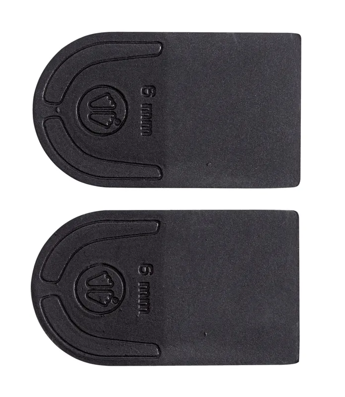 Zwei schwarze, rechteckige Schuheinlagen mit abgerundeter Seite und Logo, übereinander angeordnet. Beschriftung: "6 mm".