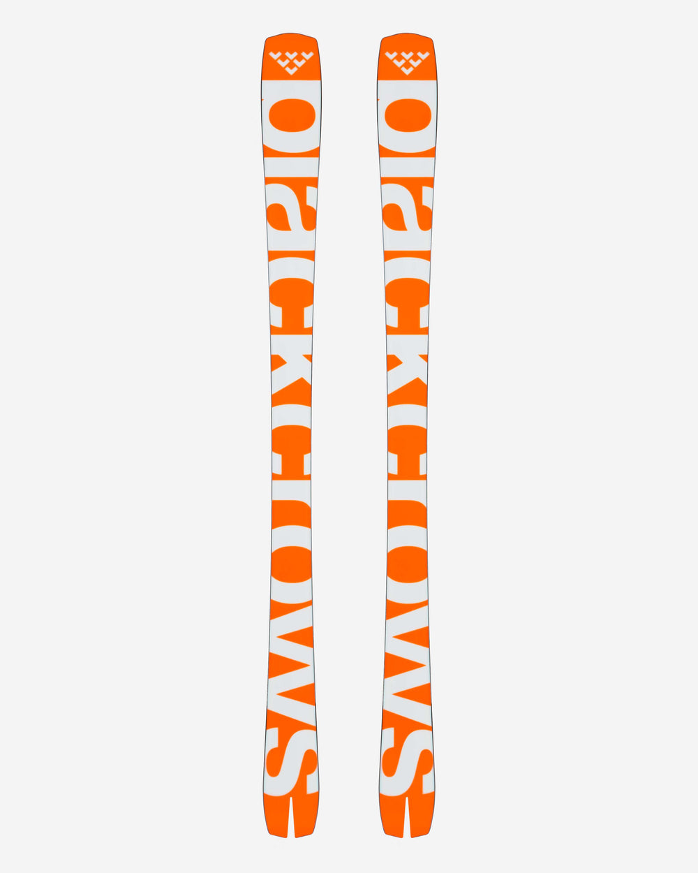 Une paire de skis avec l'inscription "BLACK CROWS" en orange sur fond blanc, pointes de skis avec un logo orange en forme d'oiseau.