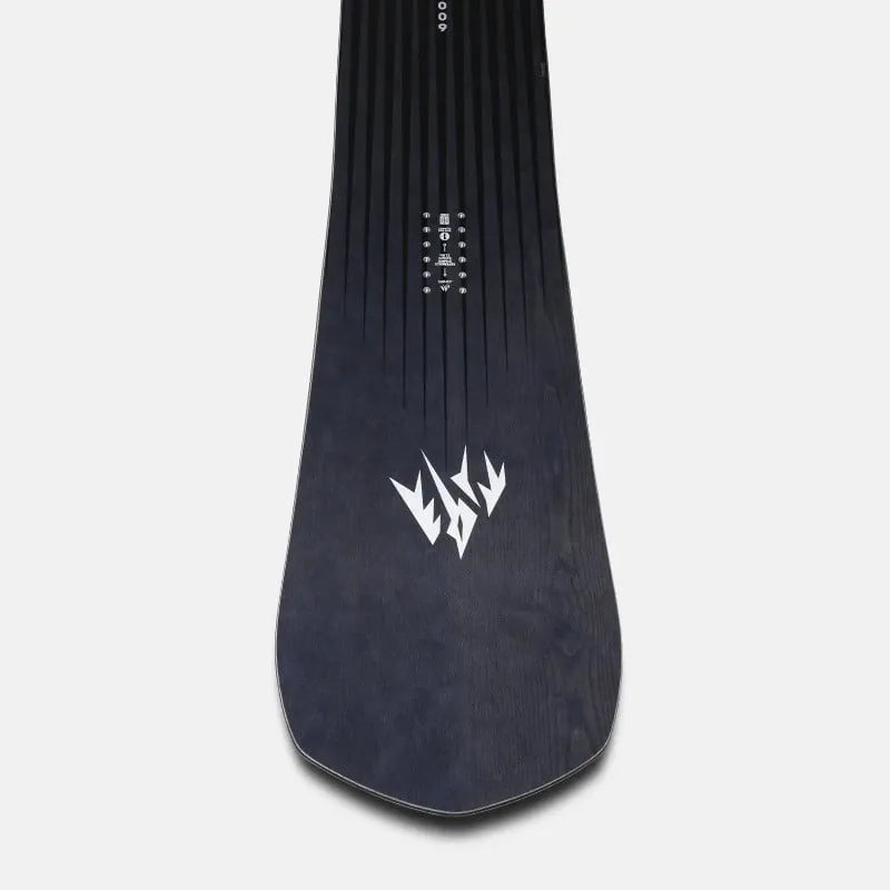 Nahaufnahme des Jones Freecarver Snowboards mit Logo und dunklem Holzmaserung-Design.