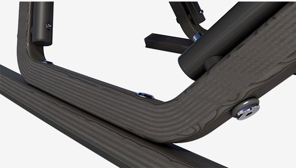 Vue détaillée de la luge Mach Black Hawk : Focus sur le cadre en bois, les patins et les éléments de liaison.
